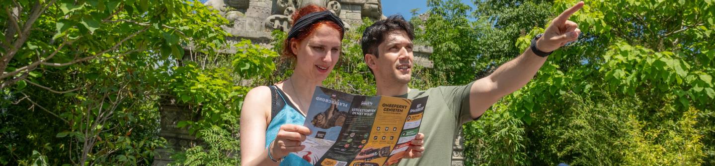 Bezoekers met plattegrond DU